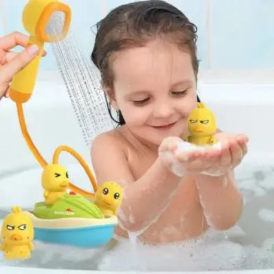 Enfant explore canards flottants interactifs dans la baignoire