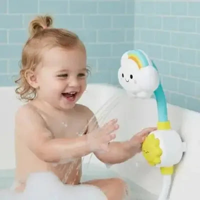Finitions du jouet d'eau avec ​ bébé jeune fille qui s'amuse dans la baignoire