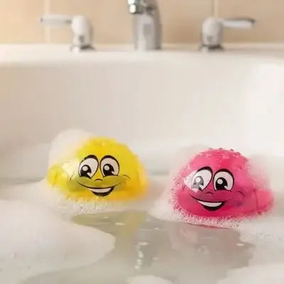 Finitions du jouet d'eau avec ​ bébé rouge et jaune flottant dans le bain