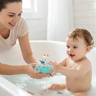 Bébé joyeux découvre des jouets aquatiques interactifs dans la baignoire