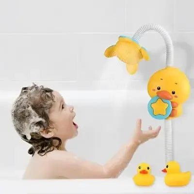 Enfant captivé par un jeu aquatique innovant et coloré