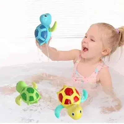Finitions du jouet d'eau avec fillette et ses tortues