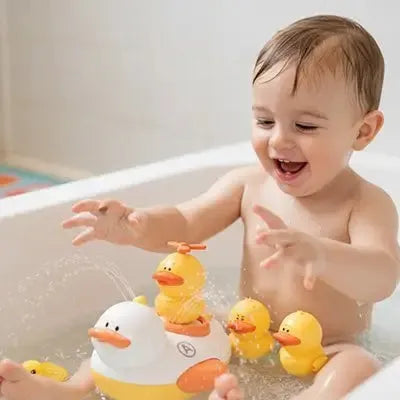 Enfant s'amusant avec figurines flottantes dans la baignoire