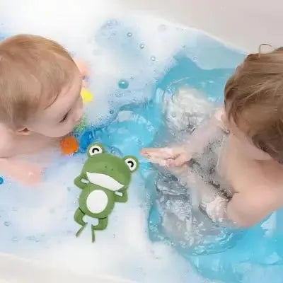 Enfants explorant jouet aquatique ludique pendant le bain.