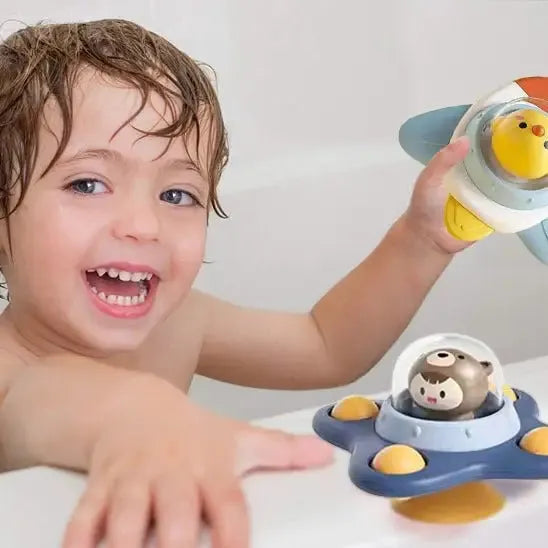 Enfant s'amusant avec jouets aquatiques créatifs et flottants