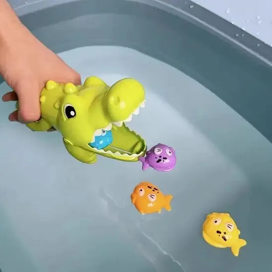 Main saisit animal plastique pour jeu aquatique enfantin amusant