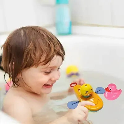 Enfant découvre canard flottant interactif dans bain joyeux