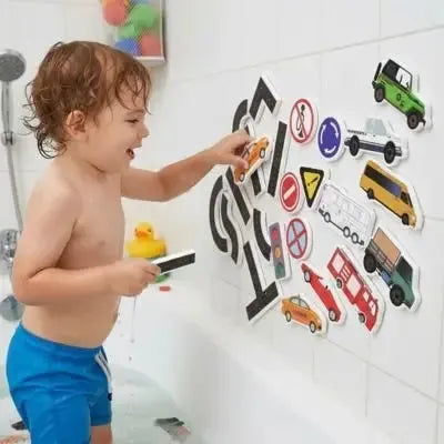 Enfant découvre véhicules adhésifs éducatifs pour bain amusant