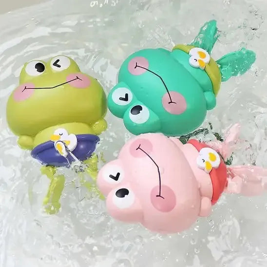 Figurines grenouilles rigolotes flottant joyeusement dans l'eau.