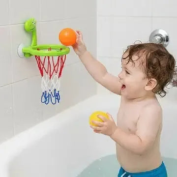 Enfant plongeant balles colorées dans panier aquatique mural