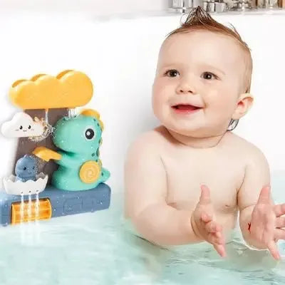 Enfant découvre un jeu aquatique mural pour bain interactif