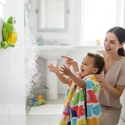 Enfant joyeux découvrant bulles éclatantes dans salle de bain