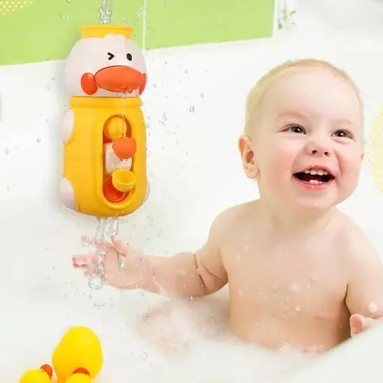 Enfant joyeux avec canard aquatique amusant dans bain.