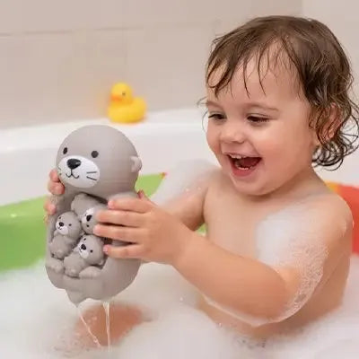 Enfant riant avec jouet aquatique animal dans bain mousseux