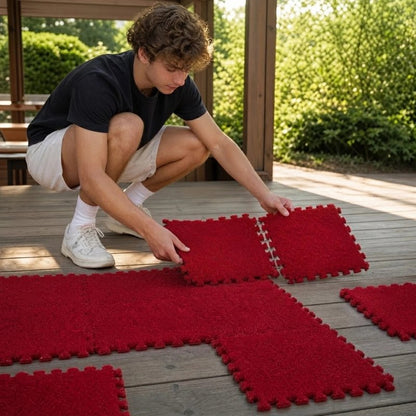 garçon emboîte les dales du puzzle tapis bebe rouge