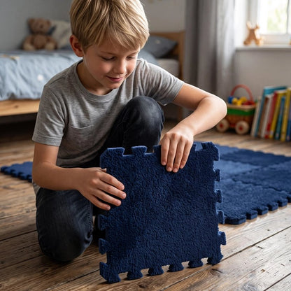 garçon manipule dalle bleu du puzzle tapis bebe