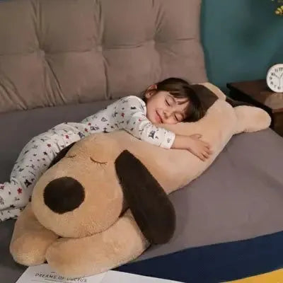 Grande peluche chien démontrant son confort d'utilisation