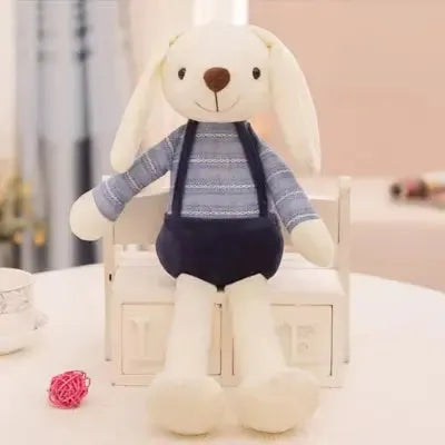Jouet lapin en peluche vêtu d'une tenue rayée
