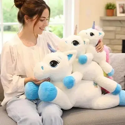 Grande peluche licorne démontrant son confort d'utilisation