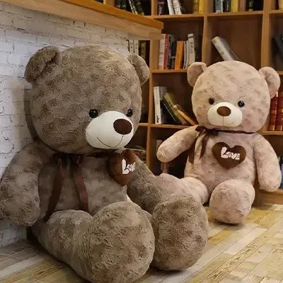 Grande peluche ours démontrant son confort d'utilisation