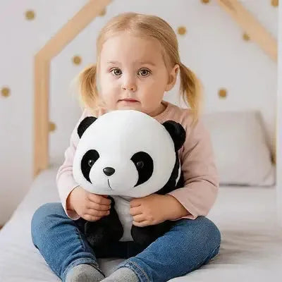 Enfant câlinant peluche asiatique, ambiance chambre apaisante