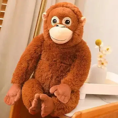 Grande peluche singe démontrant son confort d'utilisation