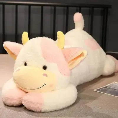 Enfant câlinant jouet animal doux et réconfortant