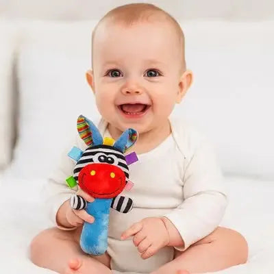 hochet bébé coloré dans les mains d'un enfant souriant