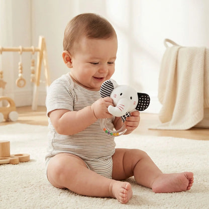 Hochet bébé assis avec son éléphant