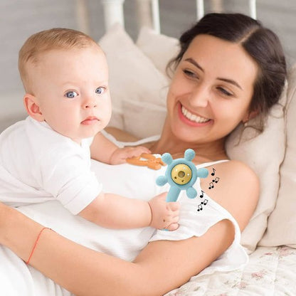 Hochet bébé avec maman dans ses bras
