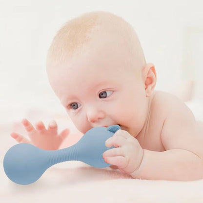 Hochet bébé bleu dans la main de bébé sur le ventre