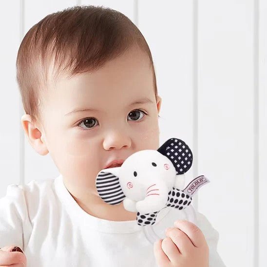 Hochet bébé éléphant devant la bouche de bébé