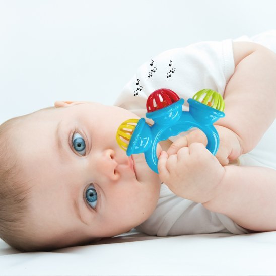 Hochet bébé musical dans la main de bébé sur le côté