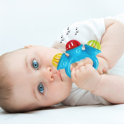 Hochet bébé musical dans la main de bébé sur le côté