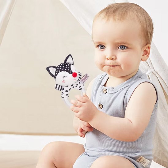 Hochet bébé renard à la main de bébé