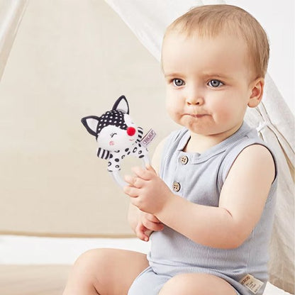 Hochet bébé renard à la main de bébé