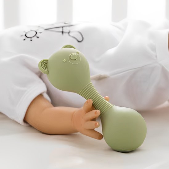 Hochet bébé vert bébé sur le dos