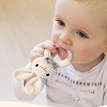 Hochet crochet blanc dans la bouche d'un petit garçon