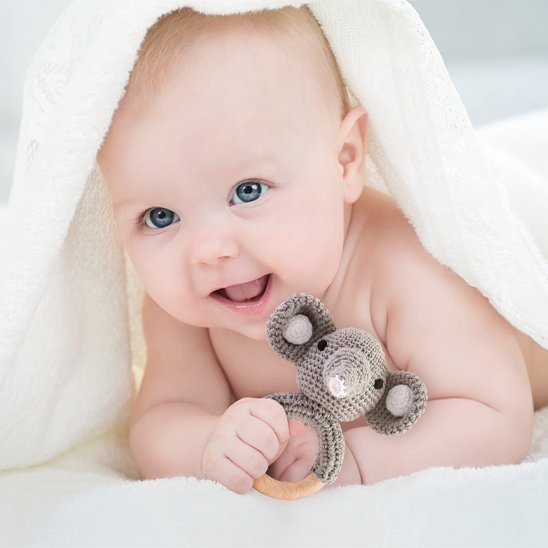 Hochet crochet garçon couché sur le ventre 