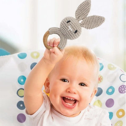 Hochet crochet lapin dans la main dans les airs d'un garçon