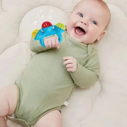 Bébé joyeux explorant un jouet vibrant et musical