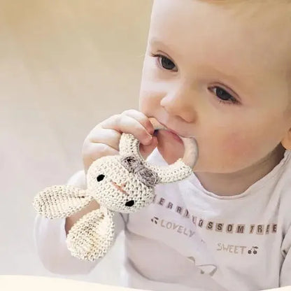 Enfant explorant un jouet lapin tricoté avec curiosité.