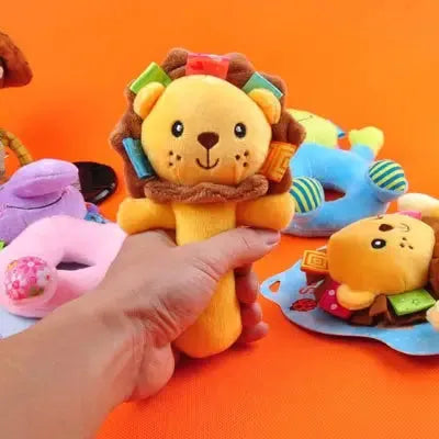 Main tenant jouet lion en peluche pour enfant