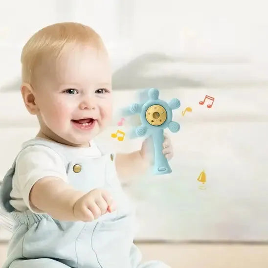 Enfant joue avec un jouet musical interactif coloré