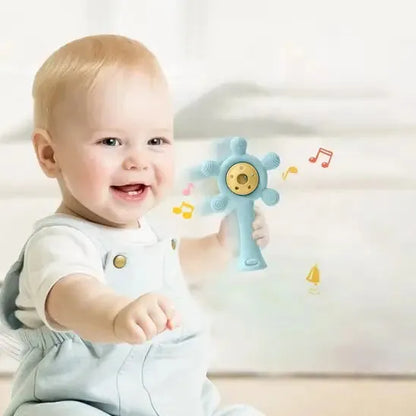 Enfant joue avec un jouet musical interactif coloré