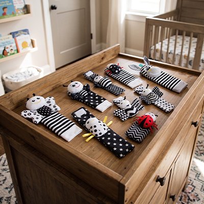 Hochet main pied pour bébé sur bureau