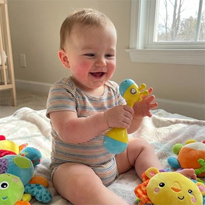 Hochet maracas bébé stimule l'enfant qui est joyeux