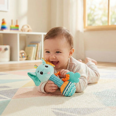 HOCHET POUR BEBE éléphant dans les mains de bébé 