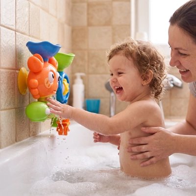 jeu d'eau pour le bain crabe à ventouse avec bébé qui joue