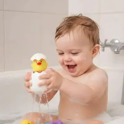 Jouet baignoire avec et garçon qui joue avec son canard